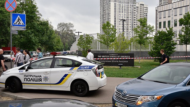 Xe cảnh sát Ukraine trước đại sứ quán Mỹ ở Kiev