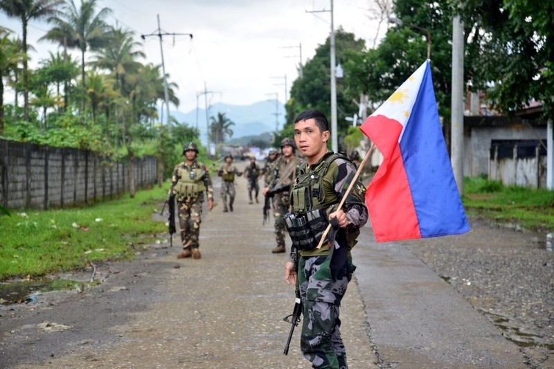 Một nhóm binh sĩ Philippines trong thành phố Marawi