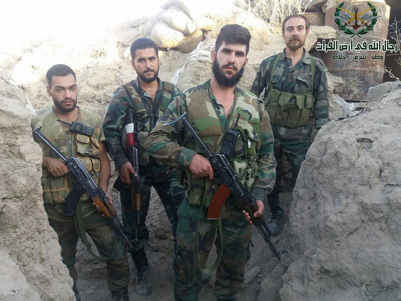 Nhóm binh sĩ quân đội Syria trên chiến trường Deir Ezzor