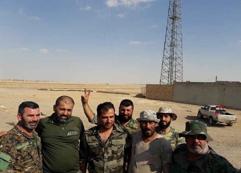 Binh sĩ quân đội Syria trên khu vực thị trấn Resafa vừa giải phóng
