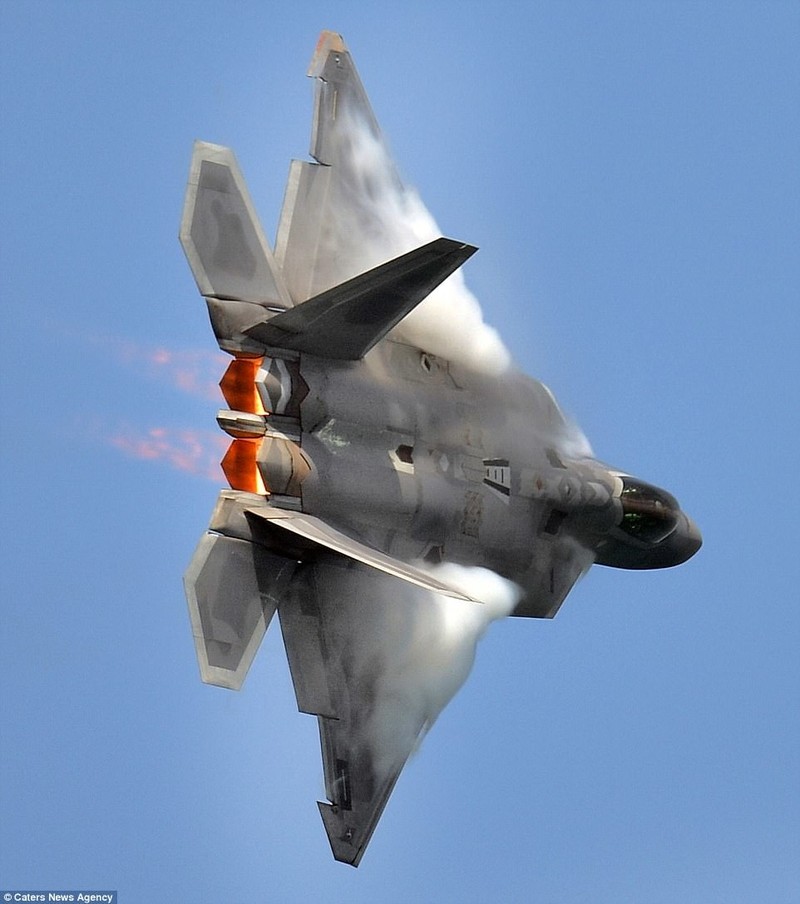 Những bức ảnh tuyệt đẹp của siêu tiêm kích tàng hình F-22