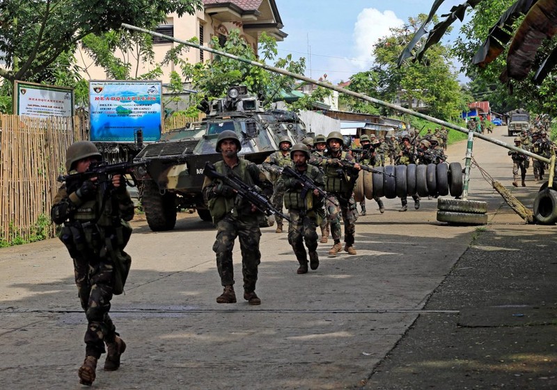 Binh sĩ quân đội Philippines chiến đấu trong thành phố Marawi