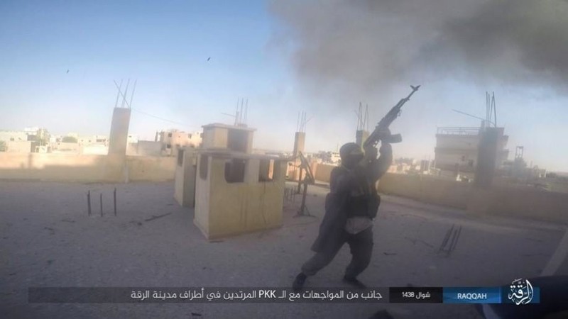 Một tay súng khủng bố IS cố gắng bắn hạ máy bay trực thăng chiến đấu của Mỹ trên bầu trời Raqqa
