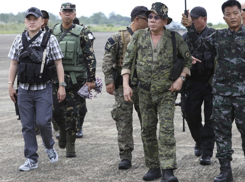 Tổng thống Philippines Rodrigo Duterte bất ngờ đến thăm và động viên tinh thần binh sĩ trong thành phố Marawi