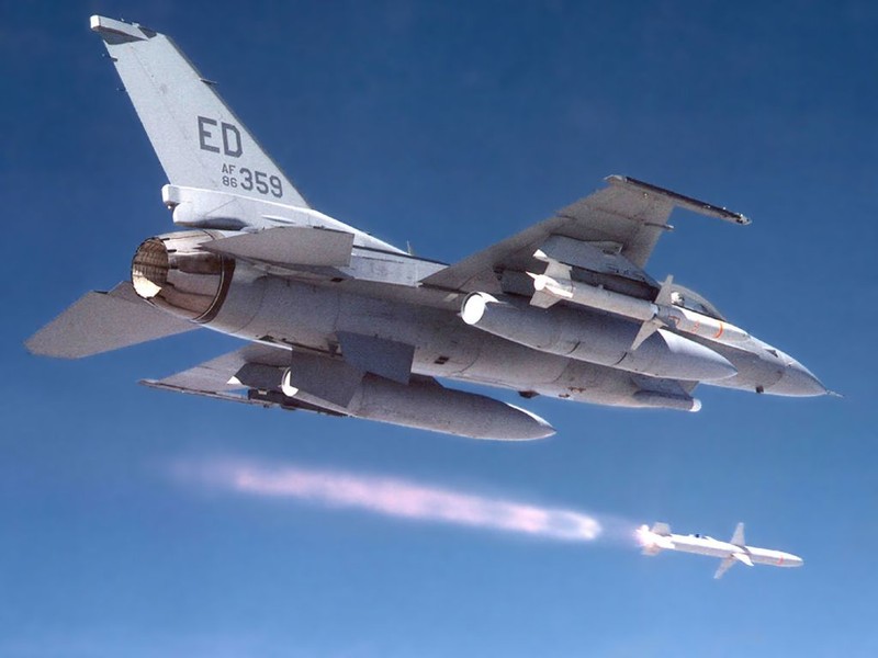 Tên lửa AGM-88 HARM trên máy bay F-16 không quân Mỹ