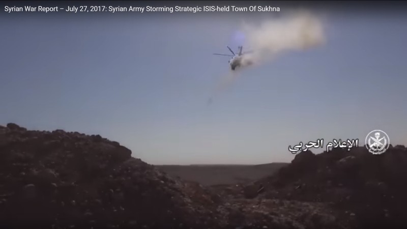 Trực thăng tấn công không quân Nga phóng rockets yểm trợ quân đội Syria tấn công thị trấn Al-Sukhnah