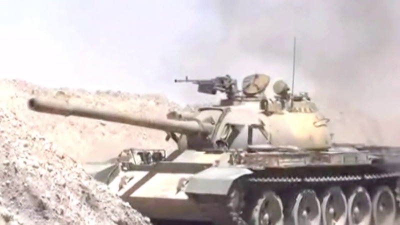 Xe tăng quân đội Syria tiến công vào thị trấn Al-Sukhnah, sa mạc phía đông tỉnh Homs