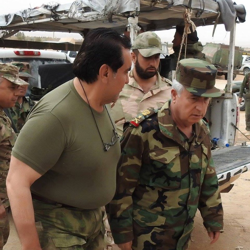 Đại tá Mohammad Jaber, tỷ phú dầu mỏ Syria, người tổ chức và lãnh đạo lữ đoàn Diều hâu Sa mạc Syria cùng tổng tham mưu trưởng quân đội Syria