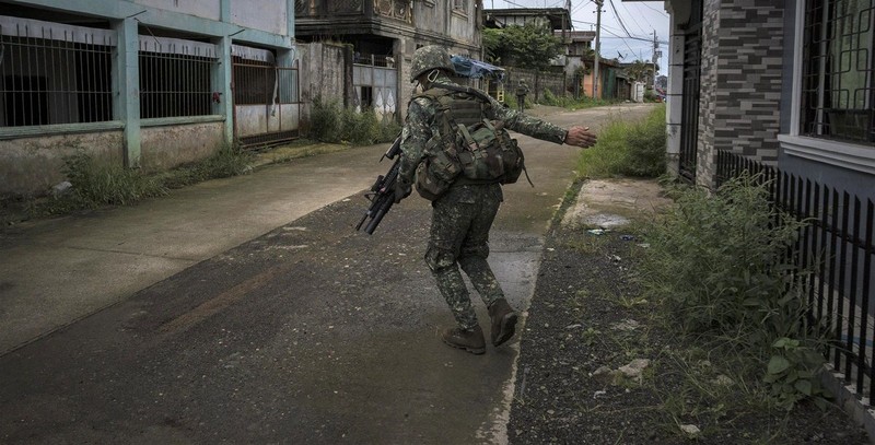 Binh sĩ Philippines chiến đấu trong thành phố Marawi - ảnh SBN