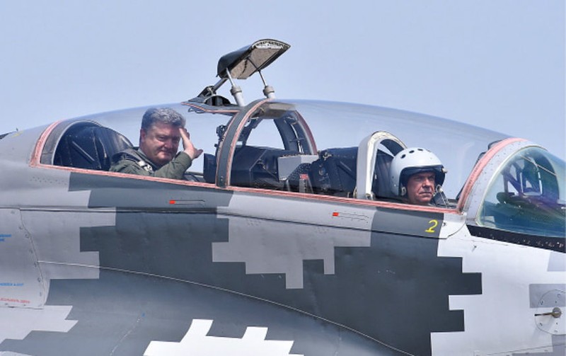 Tổng thống Ukraine Peter Poroshenko trên máy bay MiG-29 không quân Ukraine