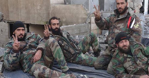 Các binh sĩ lữ đoàn 30 Vệ binh Cộng hòa Aleppo trên chiến trường khu trang trại Mallah.