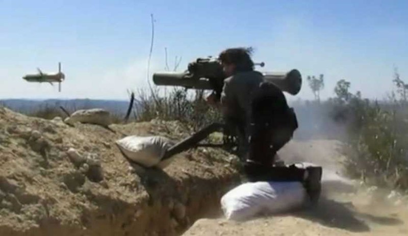 Một binh sĩ quân tình nguyện Palestine sử dụng tên lửa chống tăng có điều khiển tấn công IS trên chiến trường Hama - ảnh Masdar