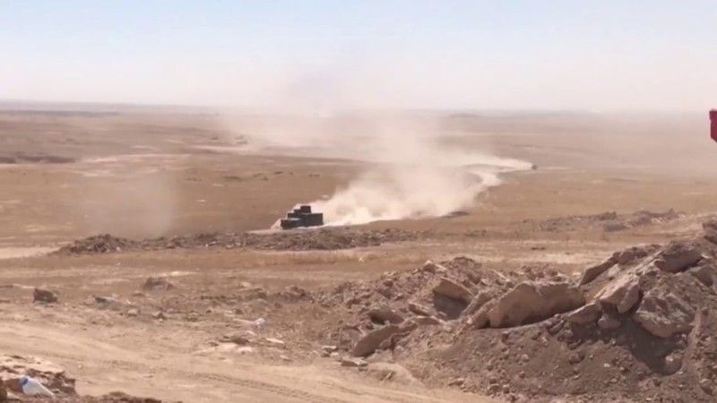 Xe cơ giới Iraq tấn công trên chiến trường thị trấn Tal - Afar - ảnh video Masdar News