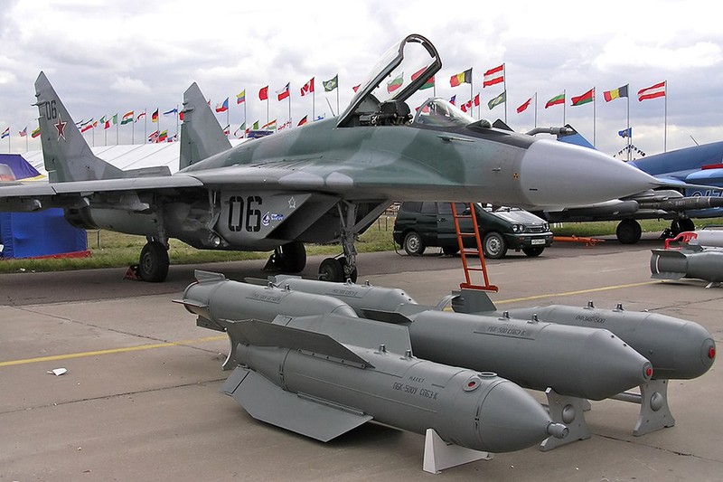 Máy bay chiến đấu Nga và bom casset PBK-500U SPBE - ảnh Lenta