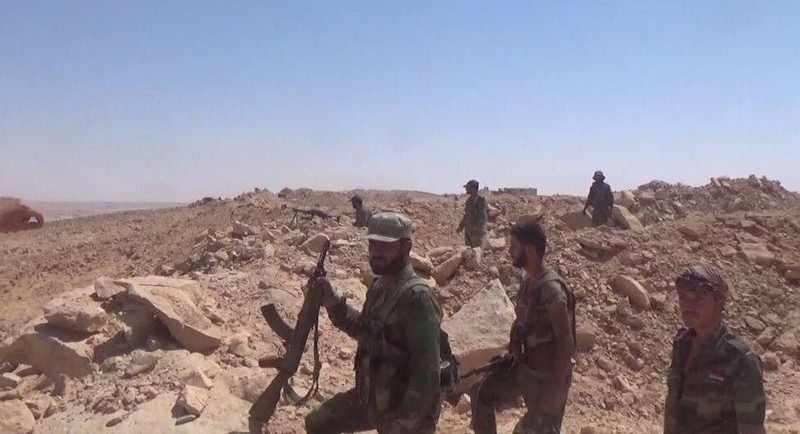 Quân đội Syria trên chiến tuyến làng sa mạc Kabawjib phía tây thành phố Deir Ezzor - ảnh Masdar News