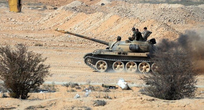 Xe tăng quân đội Syria tiến công trên vùng sa mạc phía đông tỉnh Hama - ảnh minh họa Masdar News