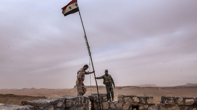 Binh sĩ quân đội Syria cắm cờ trên một đồn biên phòng dọc biên giới Jordan - Syria