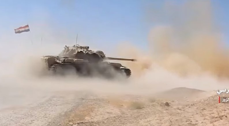 Xe tăng quân đội Syria tiến công trên dãy núi Thardeh, thành phố Deir Ezzor - ảnh minh họa từ video