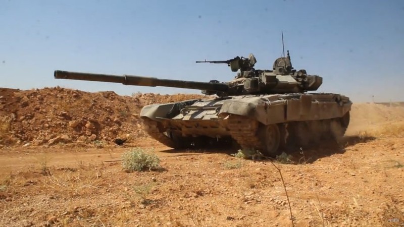 Xe tăng T-90 cơ động chiến đấu trên chiến trường phía Tây Aleppo, ảnh minh họa từ video