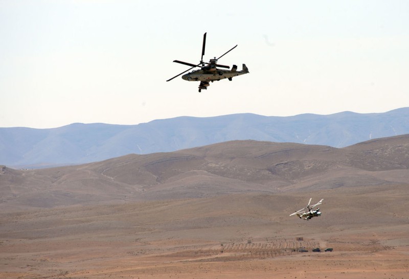 Một biên đội trực thăng tấn công Ka-52 Alligator trên chiến trường sa mạc tỉnh Homs - ảnh Sputnik