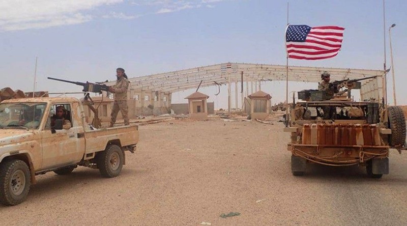 Binh sĩ Mỹ và lực lượng "nổi dậy ôn hòa" trong căn cứ thị trấn al-Tanf - ảnh Masdar News