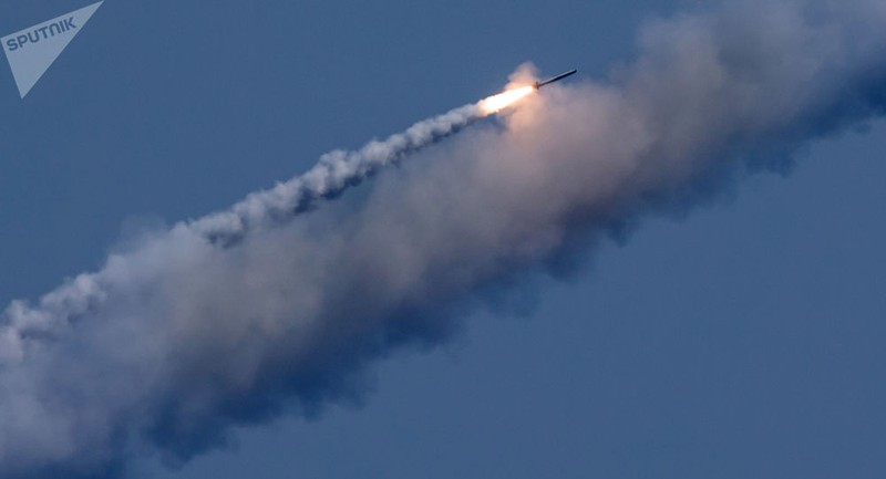 Kalibr tấn công từ tàu ngầm Nga - ảnh sputnik