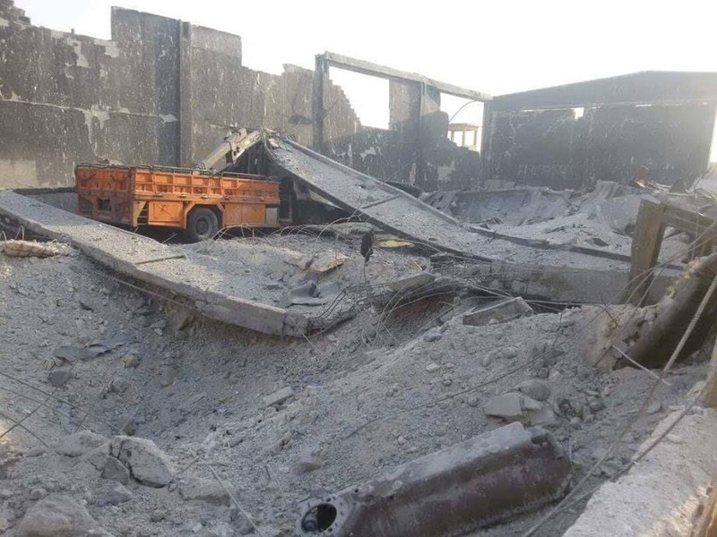 Không quân Nga không kích hủy diệt hoàn toàn một doanh trại của Hay'at Tahrir Al-Sham (HTS - Al-Qaeda Syria) - ảnh Masdar News