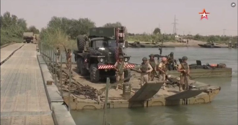 Quân đội Nga lắp đặt cầu vượt cho quân đội Syria vượt sông Euphrates