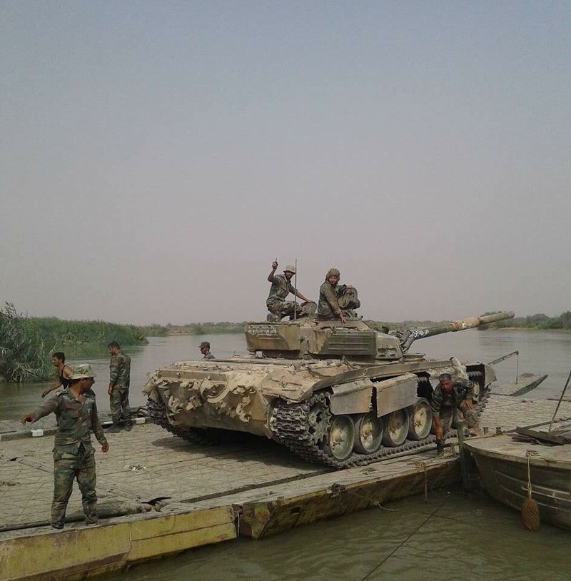 Tăng thiết giáp quân đội Syria vượt sông Euphrates - ảnh South Front