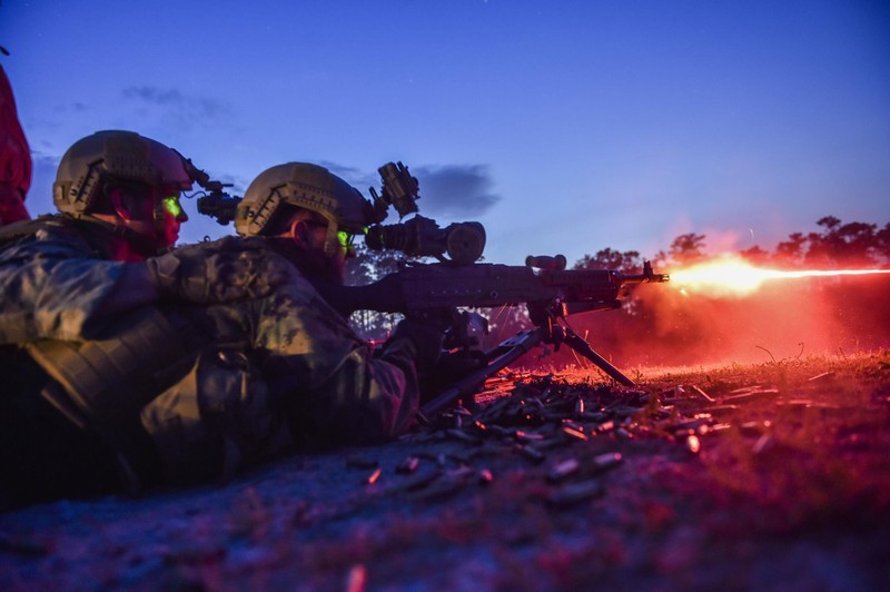 Lính thủy đánh bộ Mỹ sử dụng súng máy M249 với kính ngắm hồng ngoại - ảnh U.S. Marine Corps