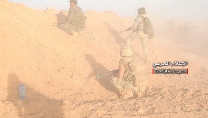 Binh sĩ quân đội Syria, tiến công trên hướng căn cứ quân sự T-2. Ảnh video truyền thông Hezbollah