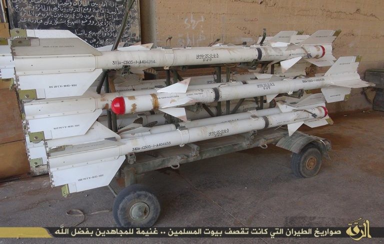 Tên lửa không đối không R-3, IS thu giữ được trên chiến trường khu vực sân bay Tabqa - Raqqa - ảnh South Front