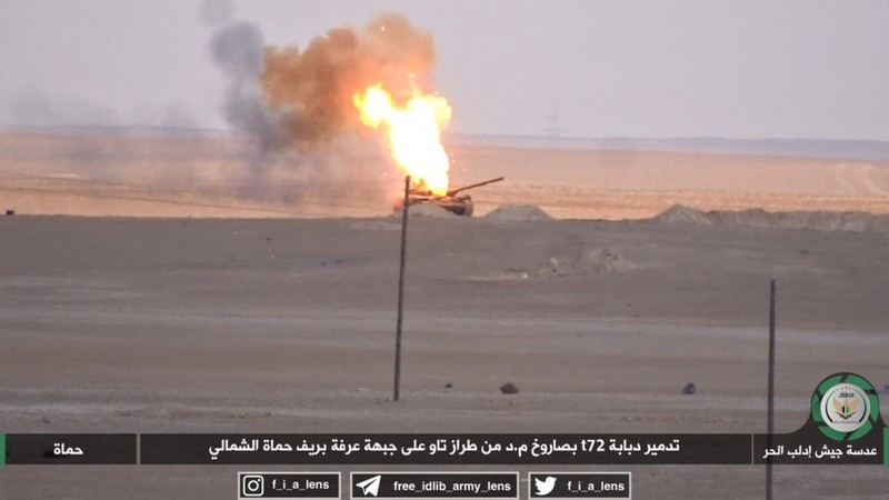Chiếc tăng T-72 bị bắn cháy trên chiến trường đông bắc tỉnh Hama - ảnh minh họa video