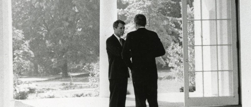 John F. Kennedy gặp anh trai, cựu Tổng chưởng lý Robert F. Kennedy, tại Nhà Trắng ở Washington. REUTERS / Cecil Stoughton / Nhà Trắng / Thư viện Tổng thống John F. Kennedy.