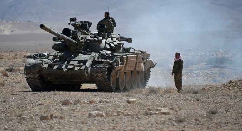 Xe tăng quân đội Syria trên chiến trường Albukamal - Deir Ezzor, ảnh minh họa Masdar News