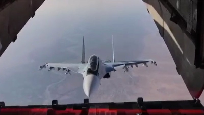 Cảnh chiếc Su-30SM xuất hiện trước khoang hàng hóa của IL - 76, ảnh video 