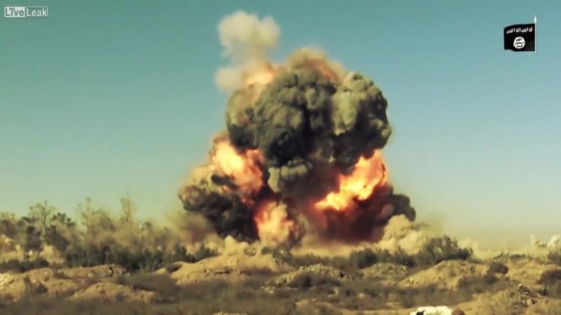 Một vụ nổ của xe đánh bom tự sát VBIED trên sa mạc Homs