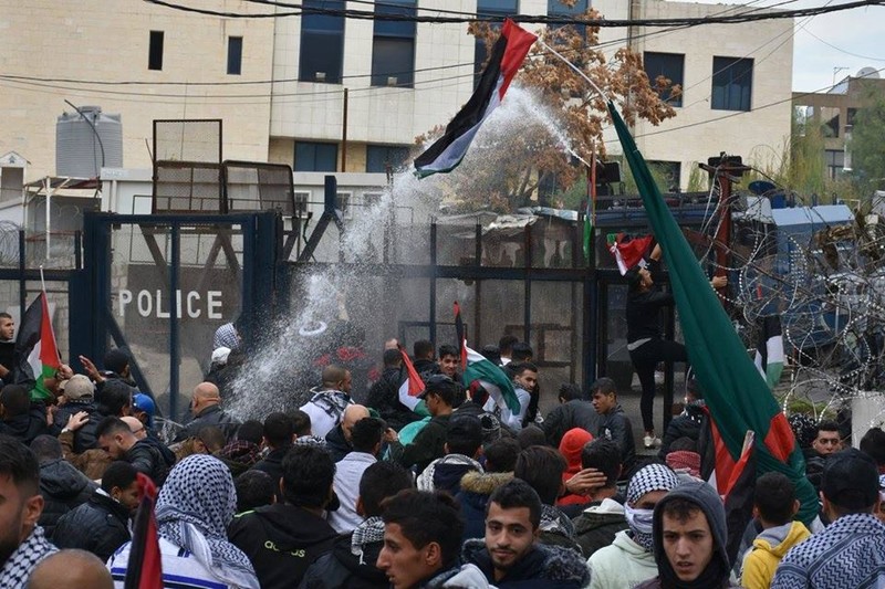 Cuộc biểu tình dữ dội diễn ra trước đại sứ quán Mỹ ở Beirut Lebanon - ảnh video RT