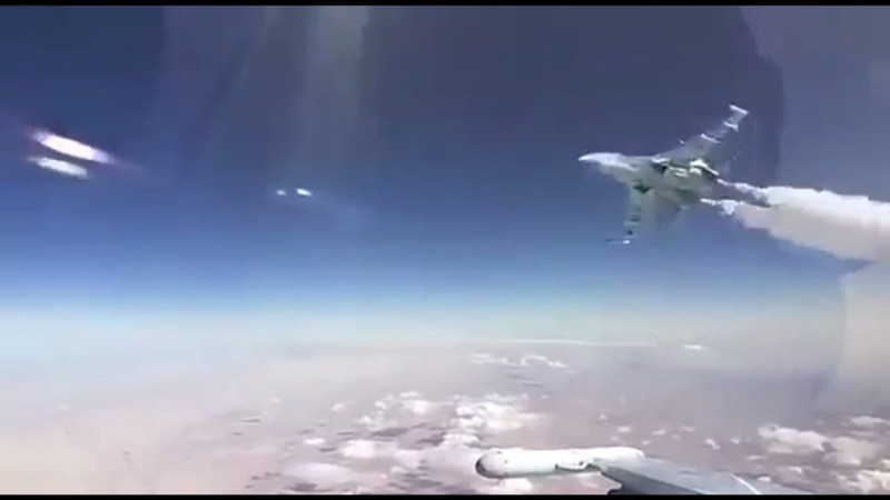 Su-35 tăng tốc bay với khoảng cách rất gần chiếc Su-30SM - ảnh minh họa video