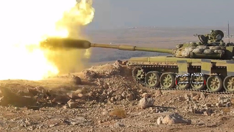 Xe tăng quân đội Syria tấn công trên chiến trường Aleppo - Hama , ảnh minh họa video