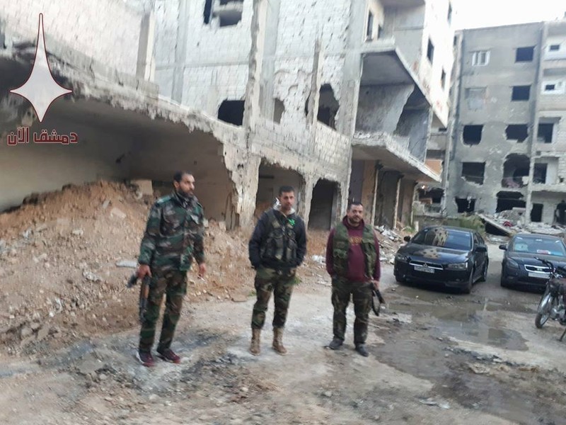 Binh sĩ quân đội Syria trong khu phố thuộc trại tị nạn Yarmouk - ảnh South Front