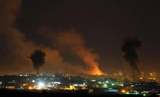 Israel không kích ác liệt Dải Gaza, bắn phá chiến tuyến của Phong trào Hamas