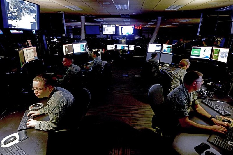Phòng Tình báo, Giám sát và Kiểm soát tại Trung tâm Điều hành tác chiến hỗn hợp tại Căn cứ không quân Al Udeid, Qatar – ảnh không quân Mỹ