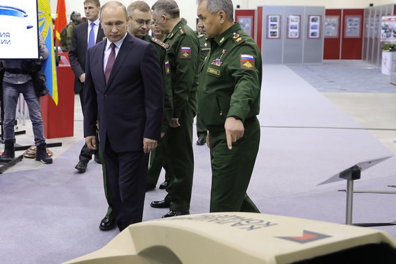 Bộ trưởng Quốc phòng Nga Shoigu giới thiệu với tổng thống Nga các sản phẩm công nghệ của quân đội Nga - ảnh minh họa TASS