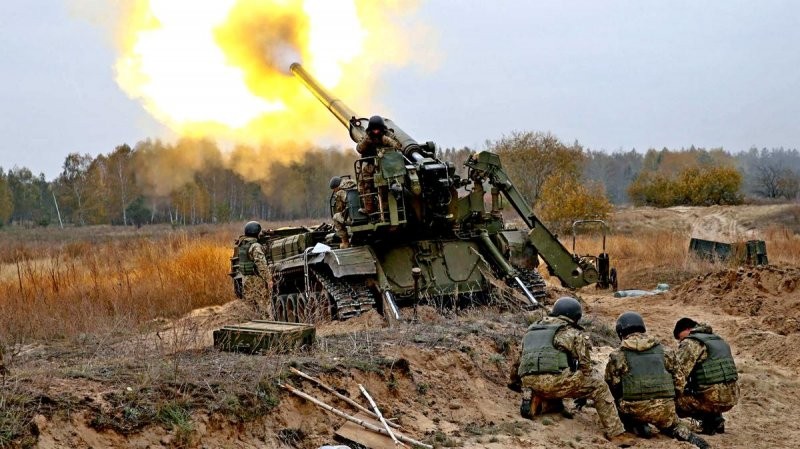 Một khẩu đội pháo binh Ukraina đang tập kích hỏa lực vào Donbass - ảnh Novorossia