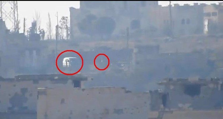 Xe buyt và chỉ huy chiến trường HTS trước khi bị tấn cong ở Aleppo - ảnh video truyền thông Palestine