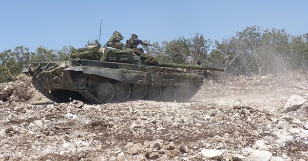 Xe tăng quân đội Syria tiến công trên vùng thung lũng Beit Jinn