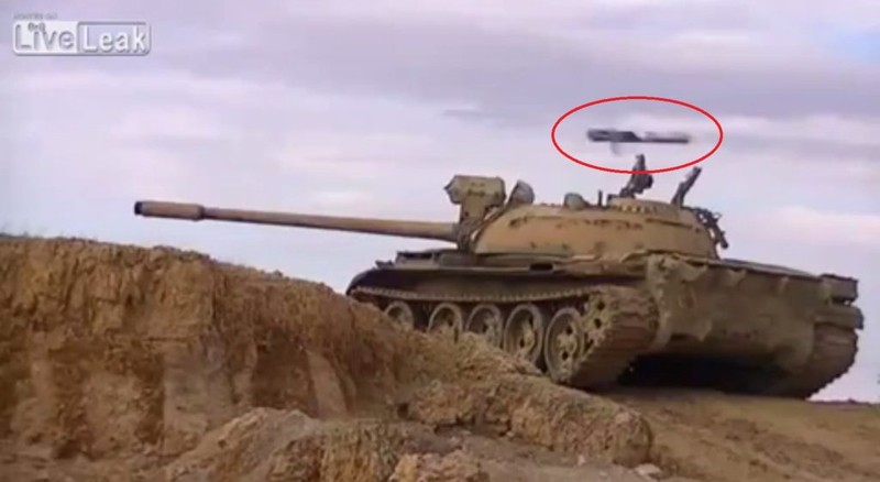 Tên lửa chống tăng bay sạt qua tháp pháo xe T-55 - ảnh minh họa video LiveLeak