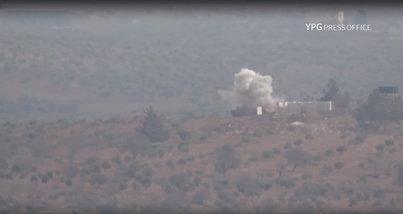 Lực lượng dân quân người Kurd tấn công xe tăng quân đội Thổ Nhĩ Kỳ ở Afrin - ảnh minh họa video YPG Press