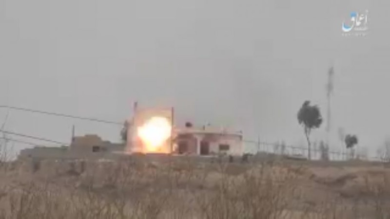 Tên lửa chống tăng IS đánh trúng xe tăng quân đội Syria - ảnh minh họa video Amaq